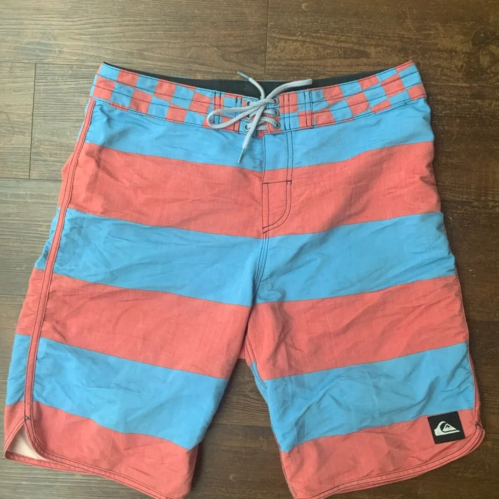 Men's Quiksilver Board Shorts Red And Blue Stripes Checkered Size 30 - Picture 1 of 12